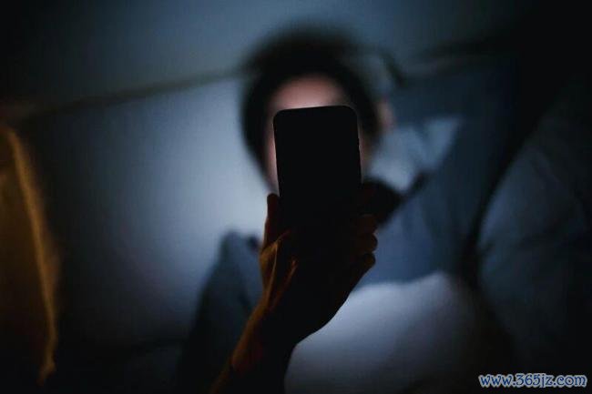 长期睡前刷短视频会让人变“笨”吗 熬夜玩手机大脑经历什么？