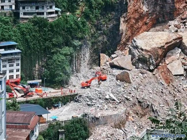 重庆山体崩塌巨石新一轮爆破成功 救援进入深度阶段