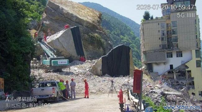 重庆山体崩塌巨石新一轮爆破成功