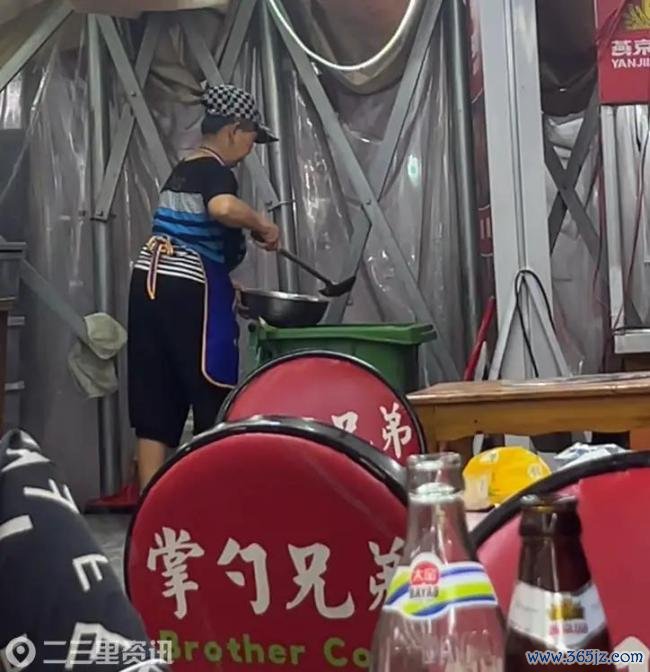多方回应夜市员工从垃圾桶内捞油脂
